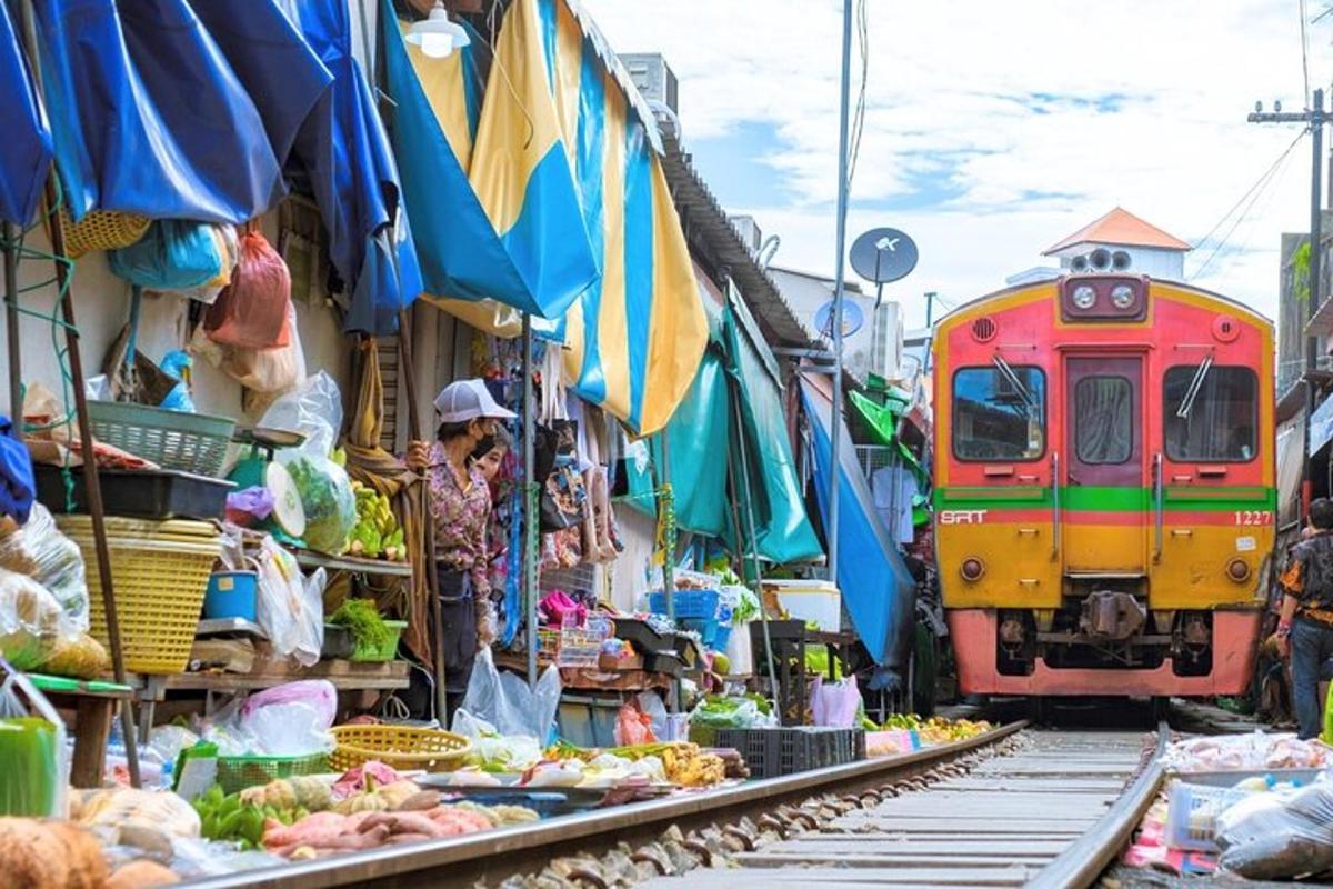 kereta api yang bergerak melepasi pasar bersebelahan dengan trainurrencypectspectspectspectspects