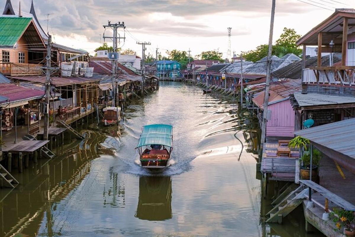 bot kecil yang menyusuri terusan di sebuah kampung