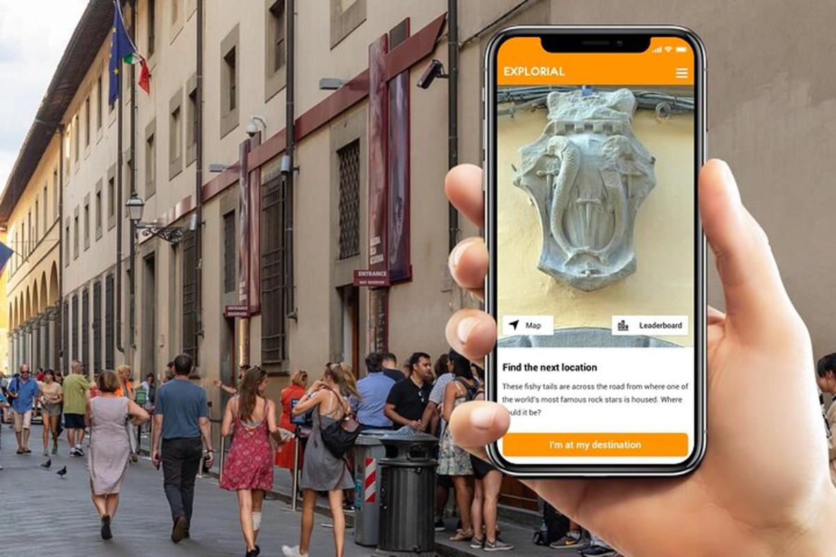 inimene, kes hoiab pilti tehes mobiiltelefoni käes