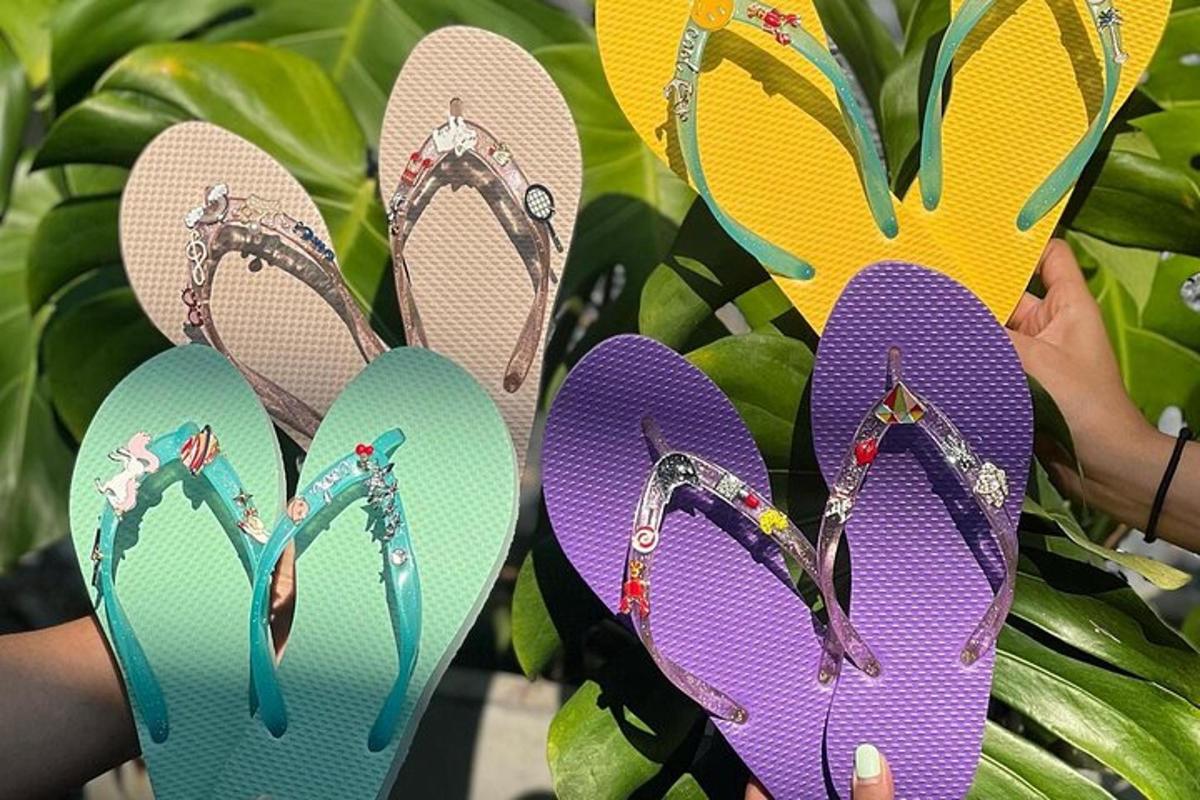 eine Person, die vier Paar Flip-Flops hochhält