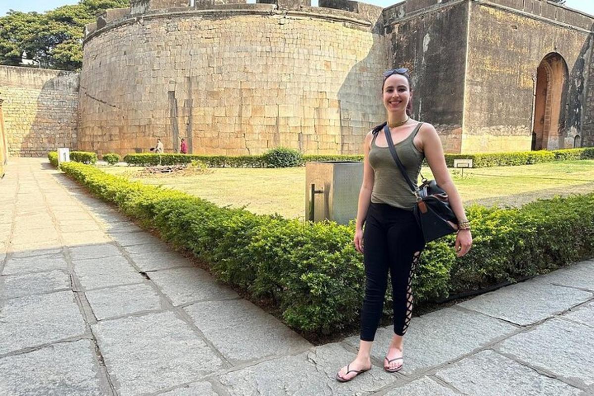 una donna in piedi davanti a un castello