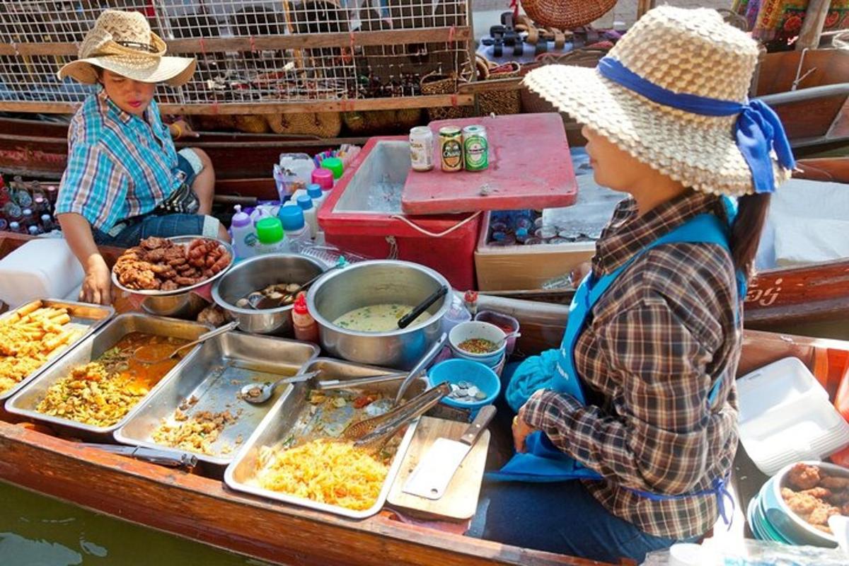 dua kanak-kanak dalam bot dengan makanan di atas meja