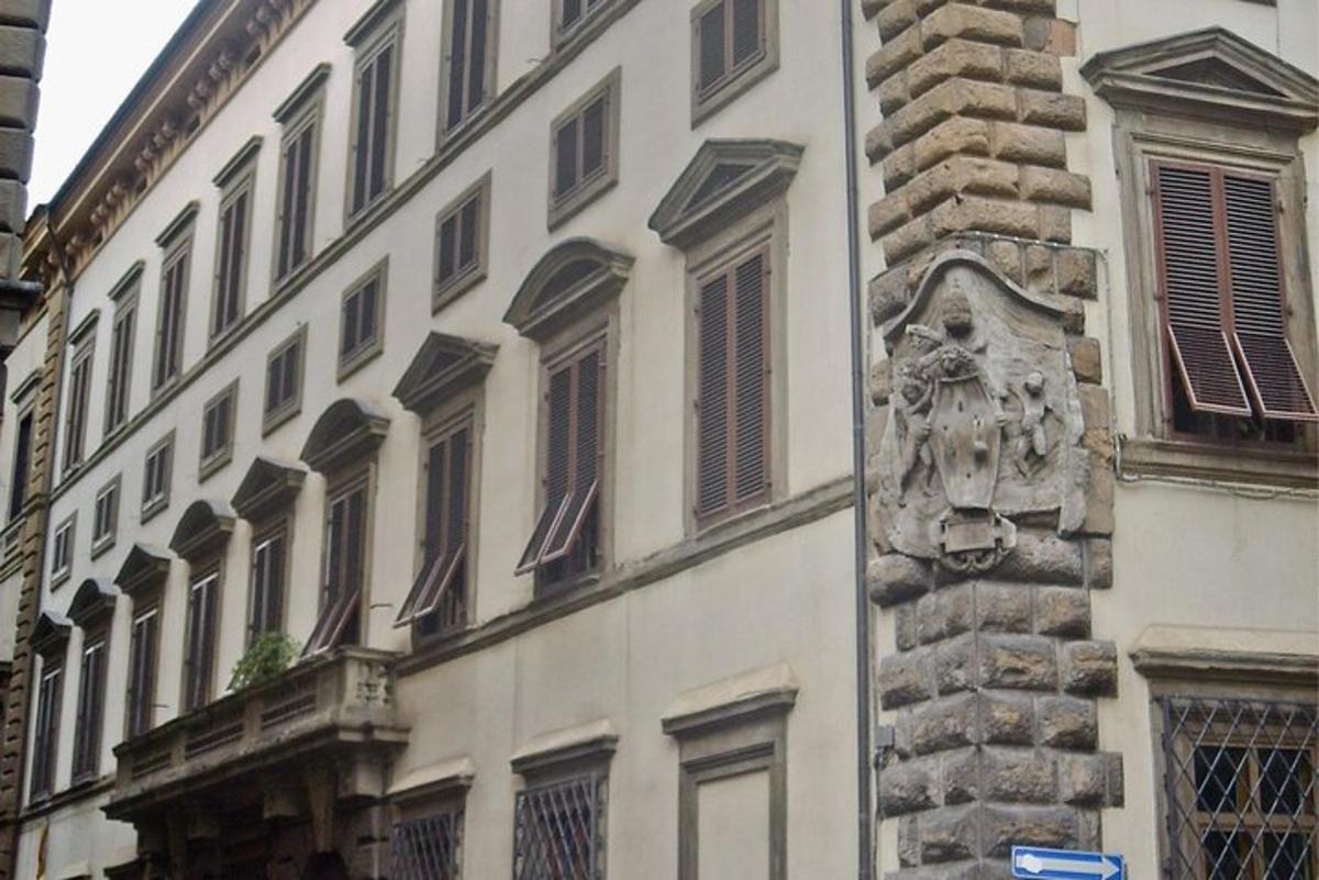 een gebouw met een standbeeld aan de zijkant