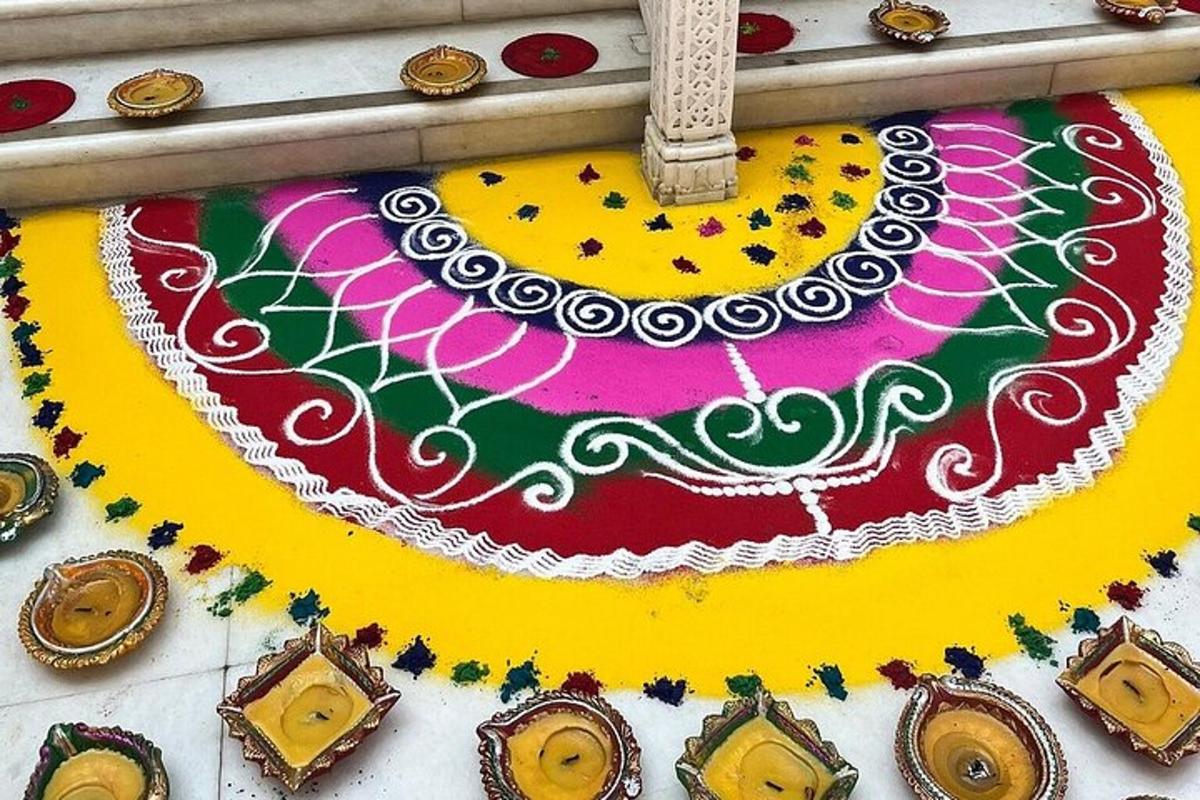 vzor rangoli na zdi s dalšími dekoracemi