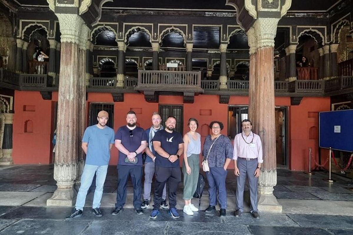 un gruppo di persone che posano per una foto in un edificio