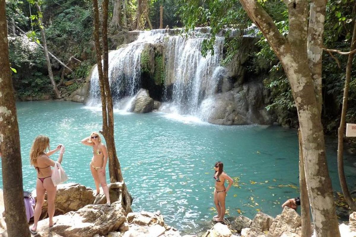 un grup de dones en banyador davant d'una cascada