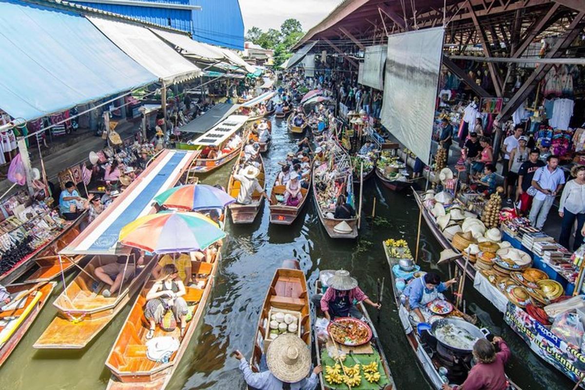 eine Gruppe von Booten im Wasser auf einem Markt