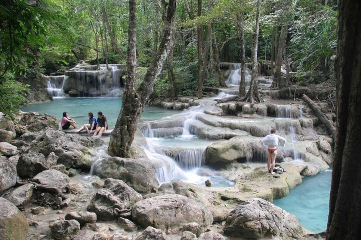 un grup de persones assegudes sobre les roques d'una cascada