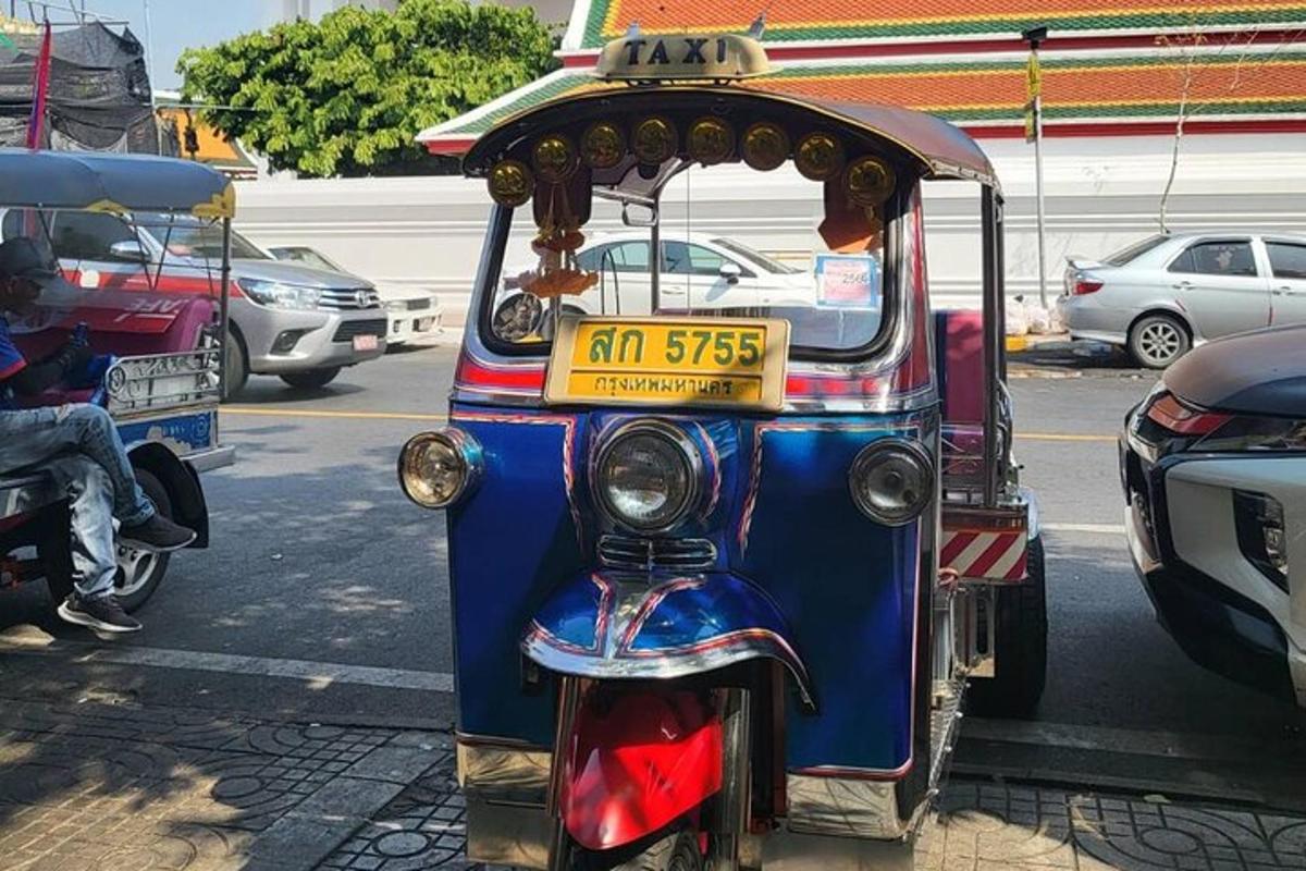 Una motocicleta azul con matrícula amarilla en una calle