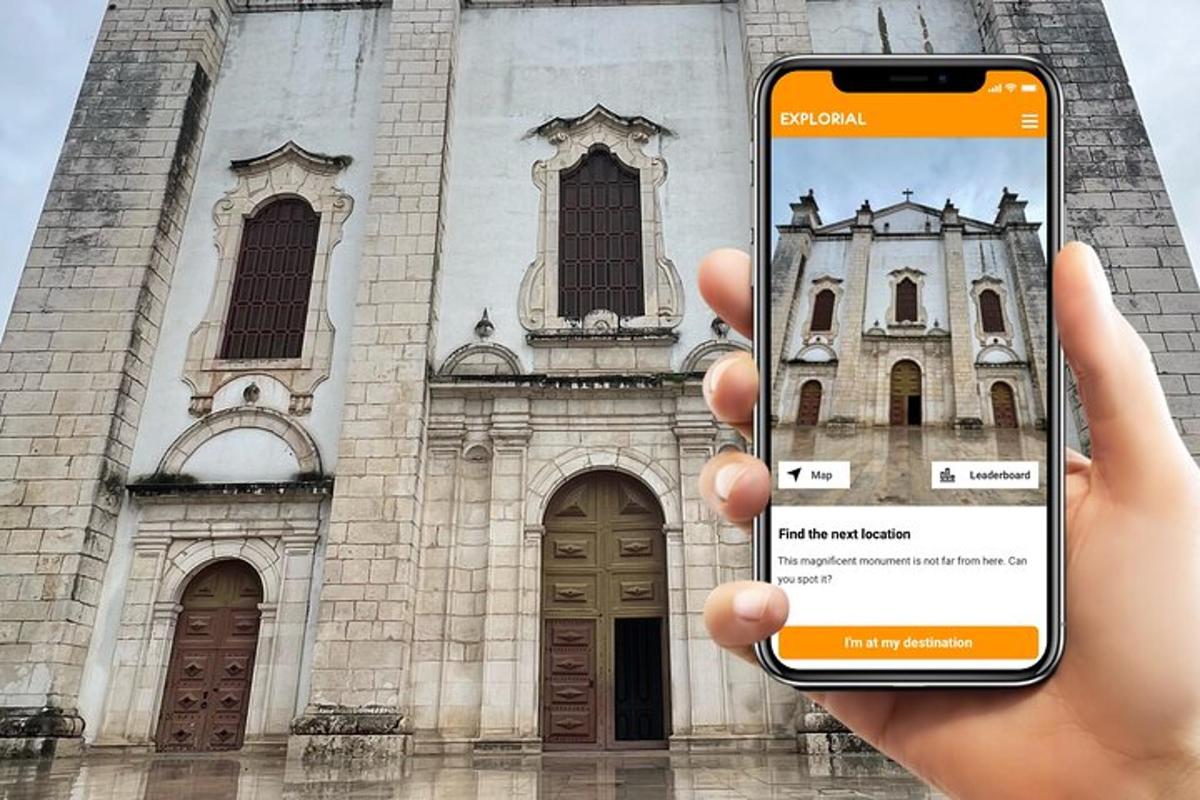osoba držící mobilní telefon před kostelem