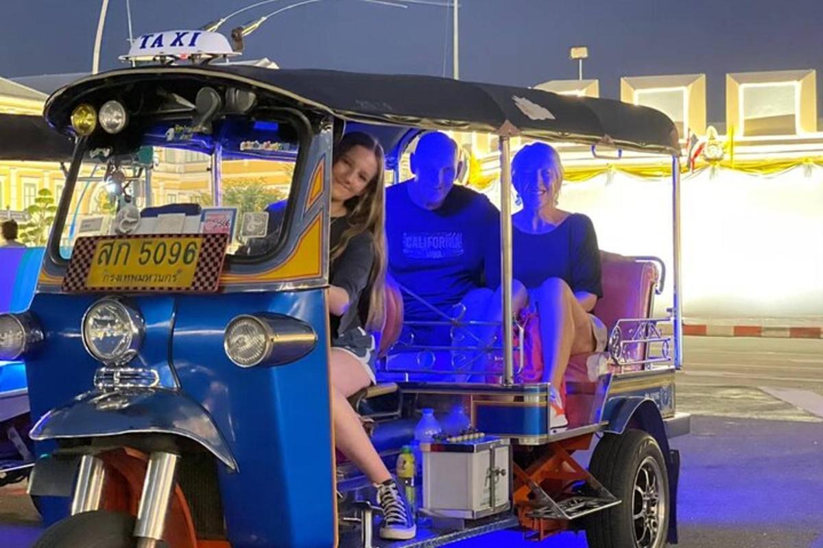 un grupo de personas viajando en un carrito de golf
