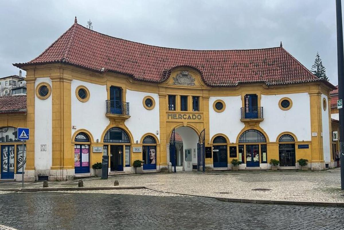 žlutobílá budova s červenou střechou