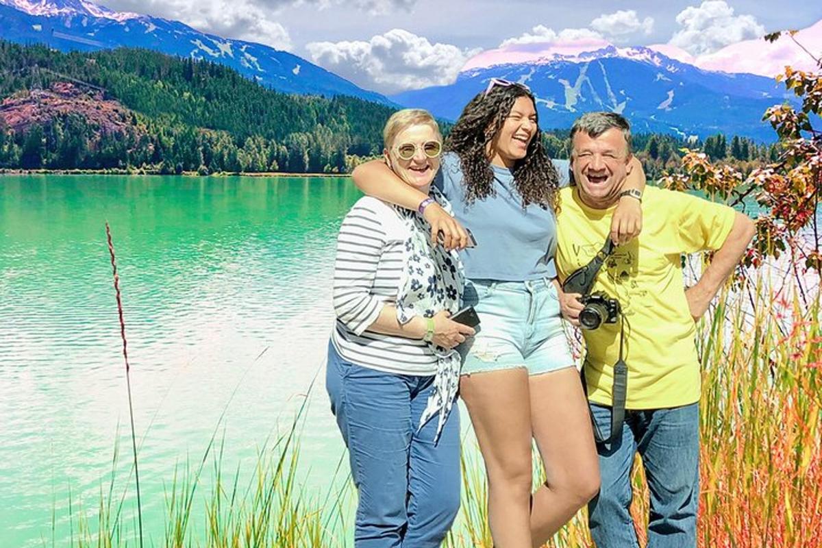 un gruppo di tre persone in piedi accanto a un lago
