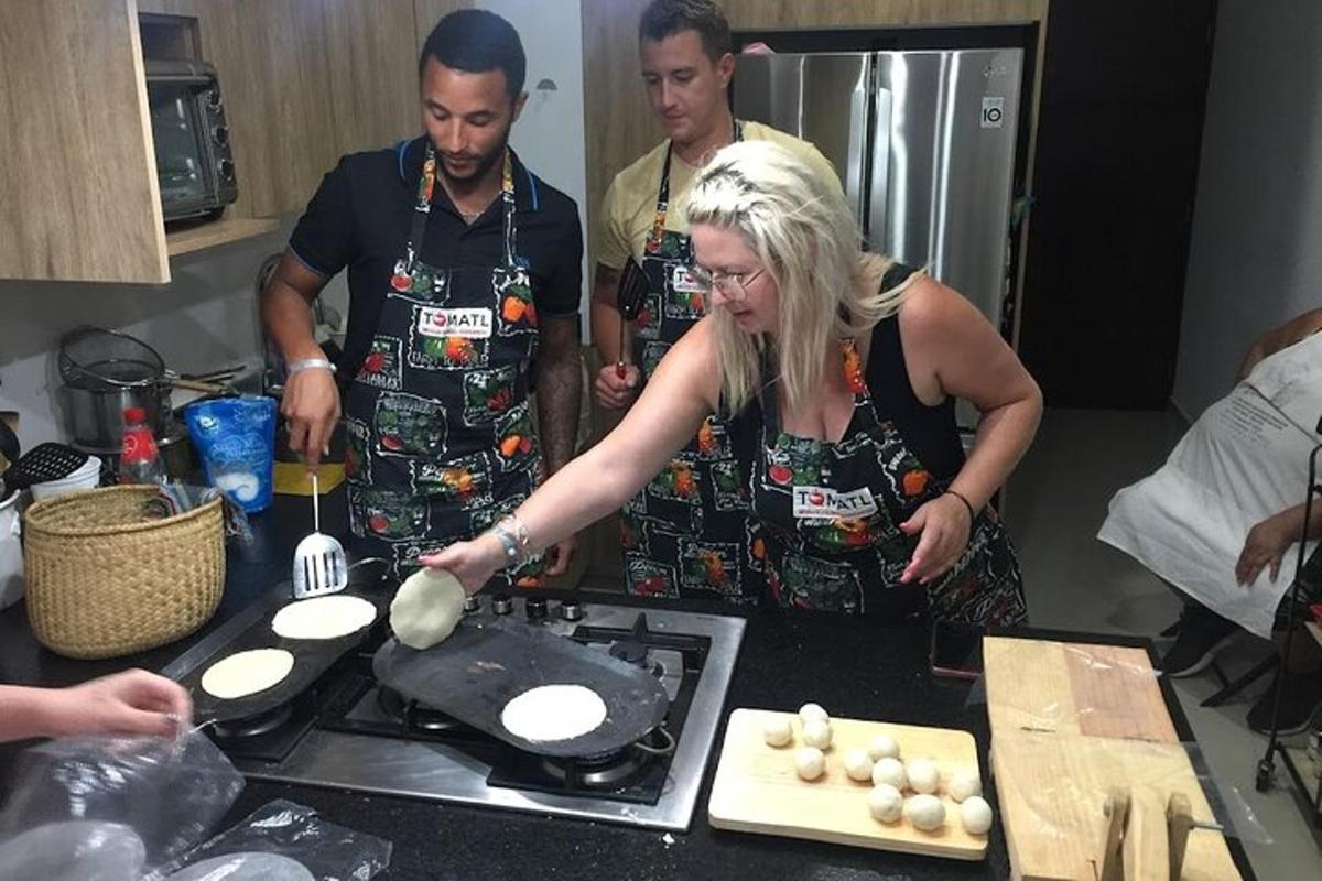 Un grupo de personas en una cocina preparando comida.