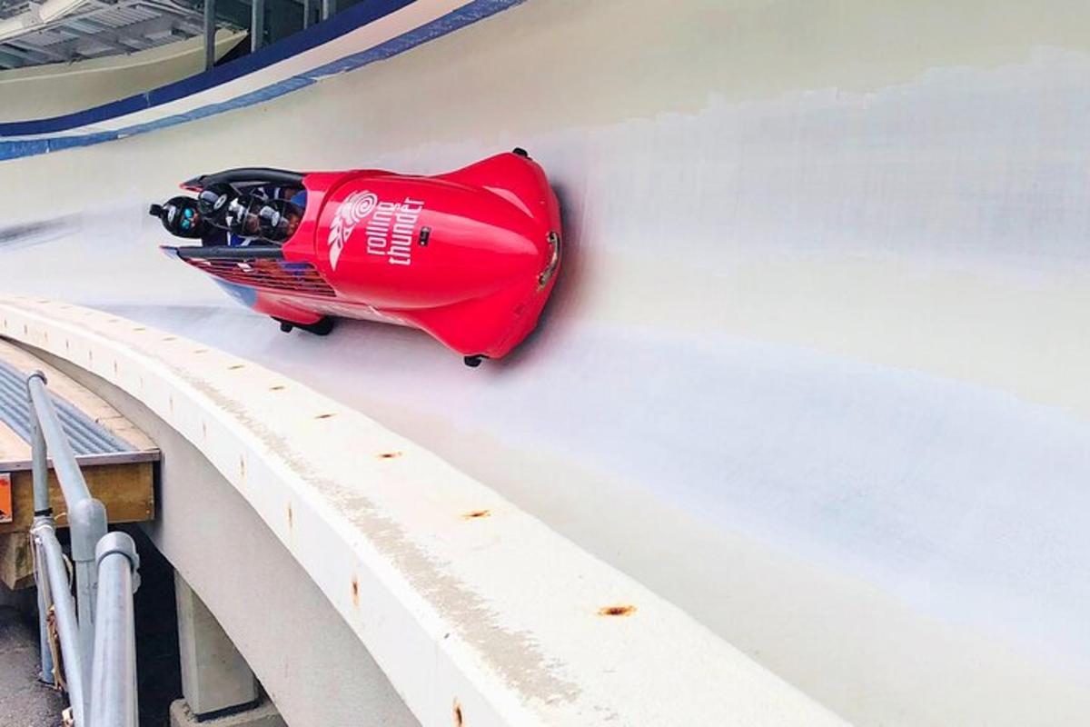 una motocicletta rossa ferma sul lato di un muro
