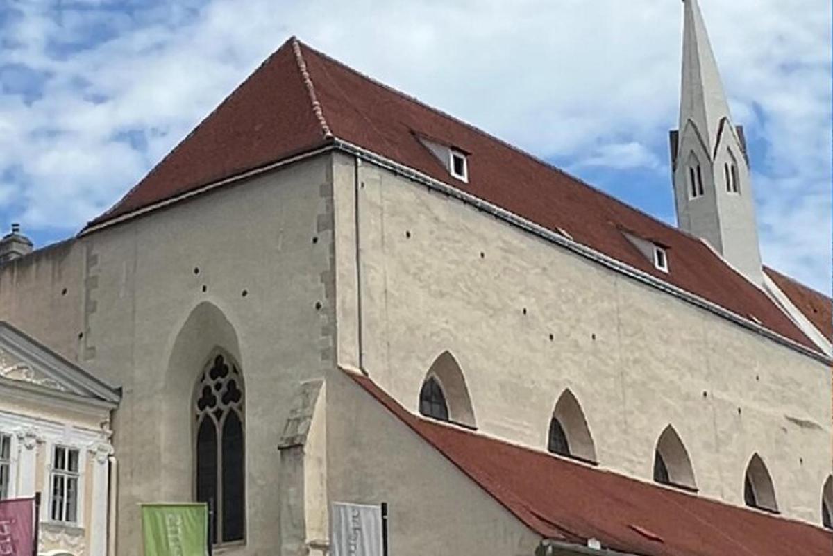 liela baznīca ar smaili tās virsotnē
