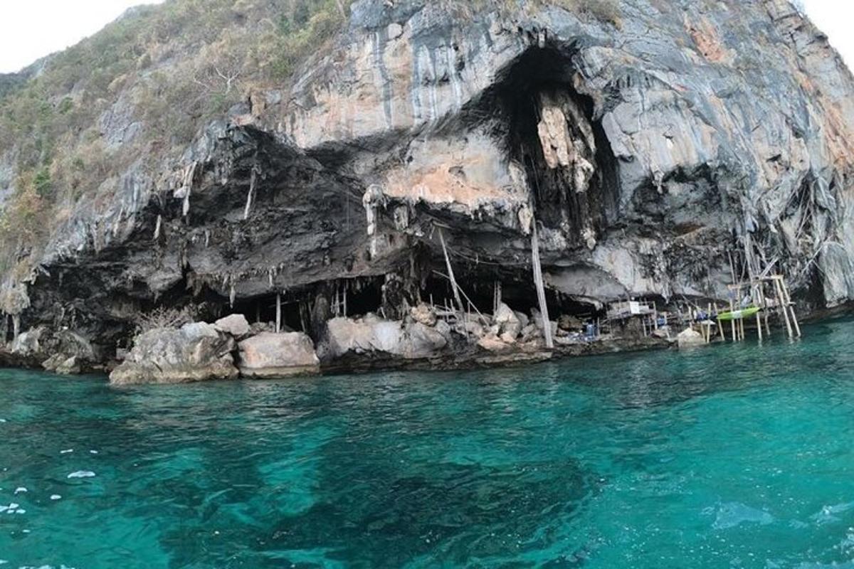 isang kweba sa gilid ng isang rock formation sa tubig