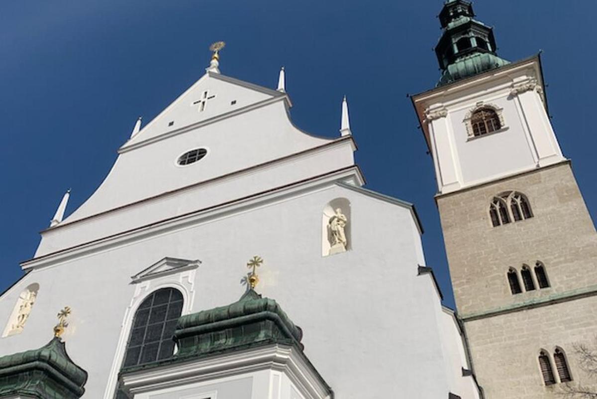augsta balta ēka ar pulksteņa torni