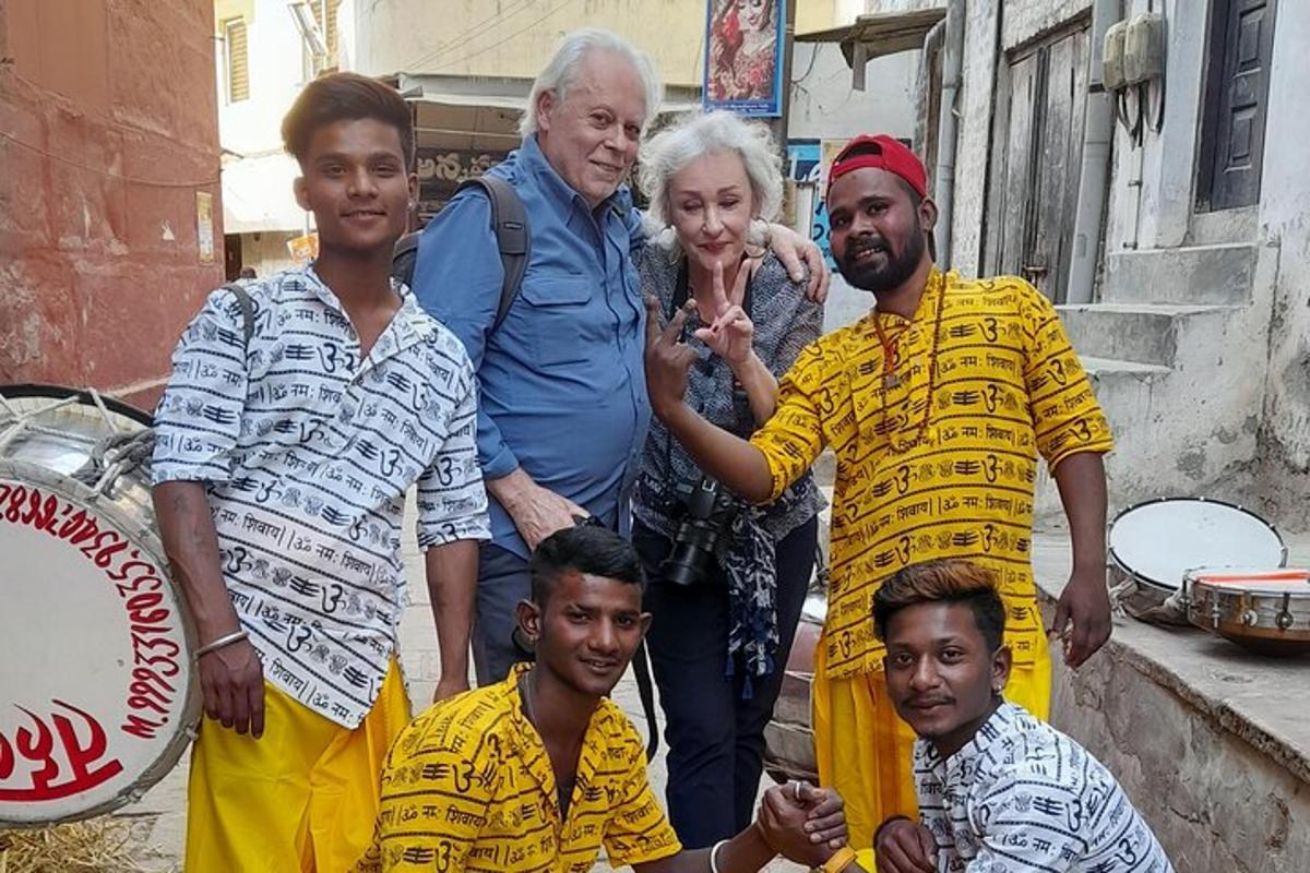 un gruppo di persone che posano per una foto
