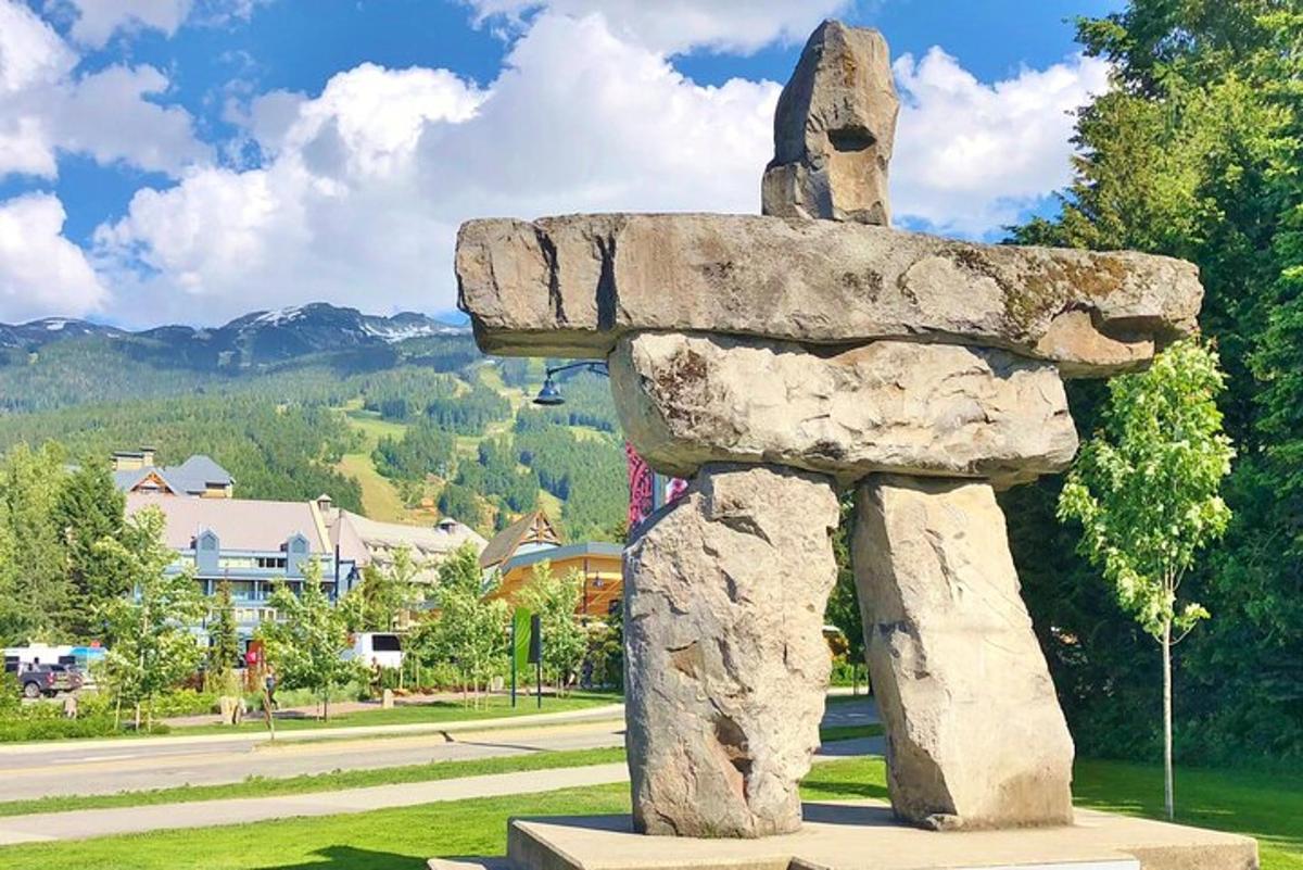 una statua di un stoneolith in un parco