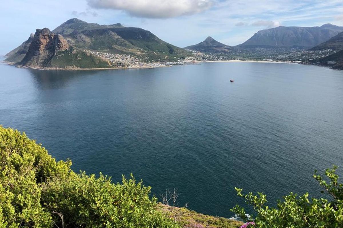 una vista d'una gran massa d'aigua amb muntanyes
