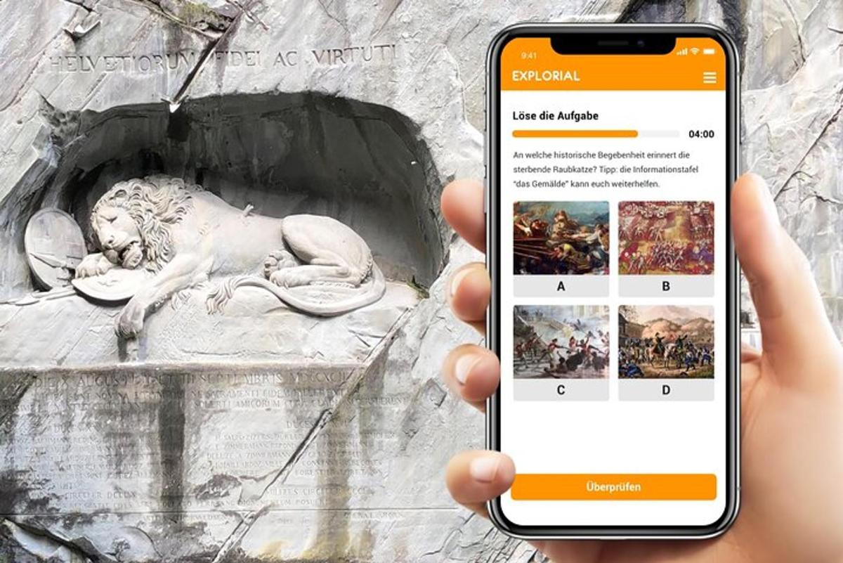 seseorang yang memegang telefon bimbit di hadapan patung