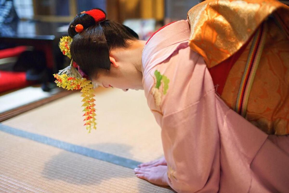 seorang wanita berkimono terbaring di atas lantai