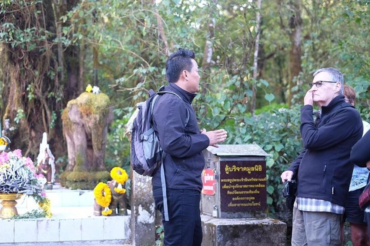 um homem e uma mulher em pé em frente a uma estátua
