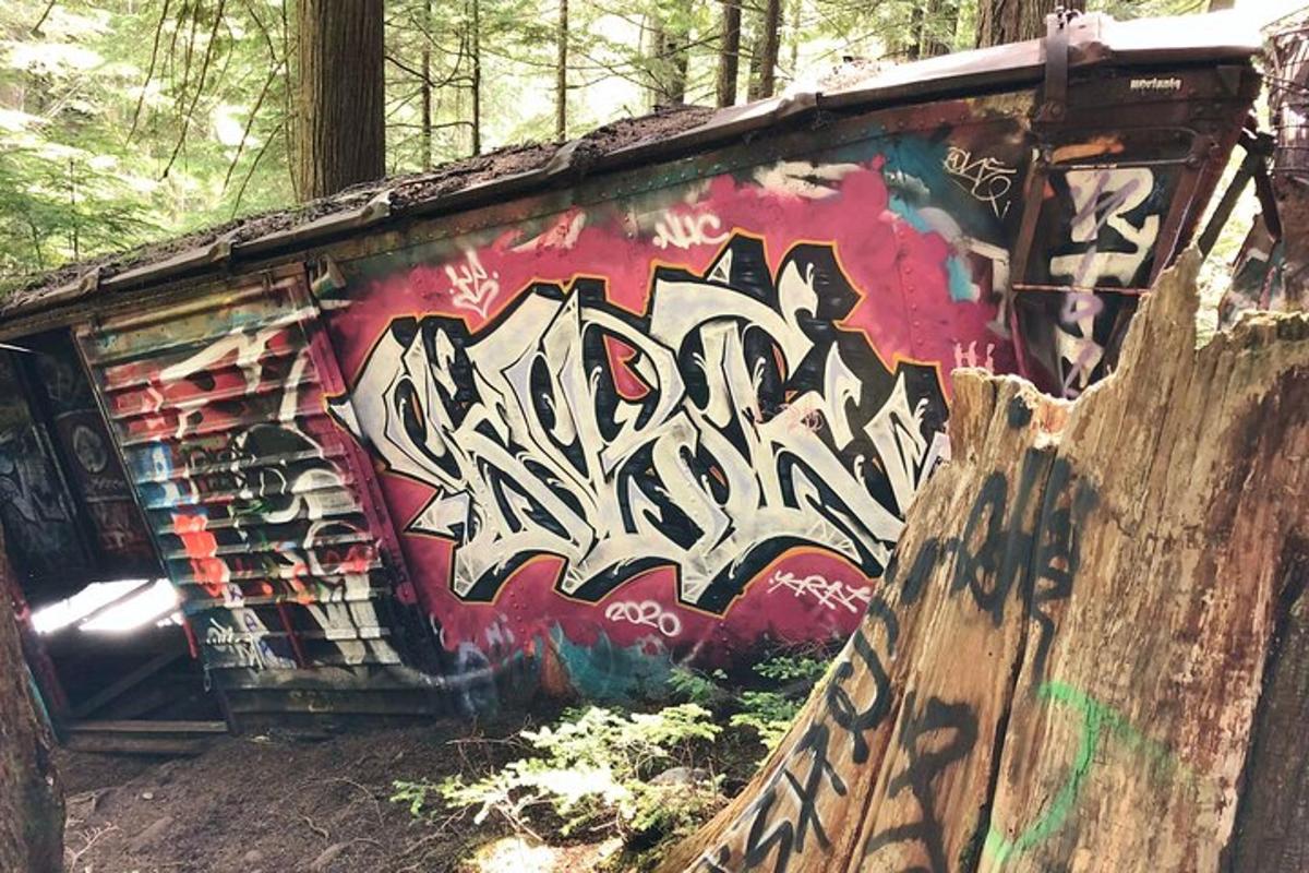 hoone, mille küljel on grafiti