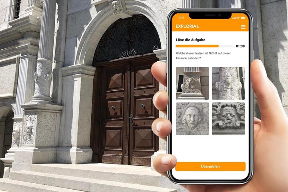 una persona que sostiene un teléfono celular frente a una puerta