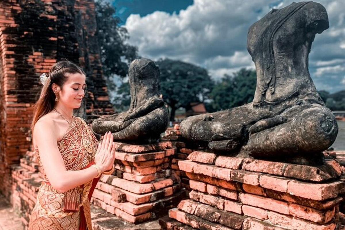 seorang wanita berdiri di hadapan patung