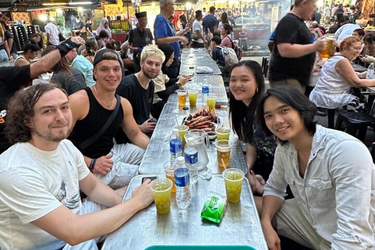 skupina lidí sedících u dlouhého stolu