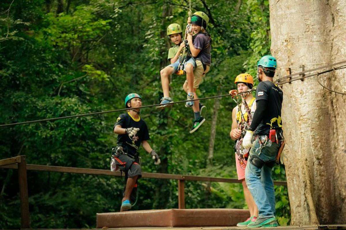 un gruppo di persone su una teleferica su un albero