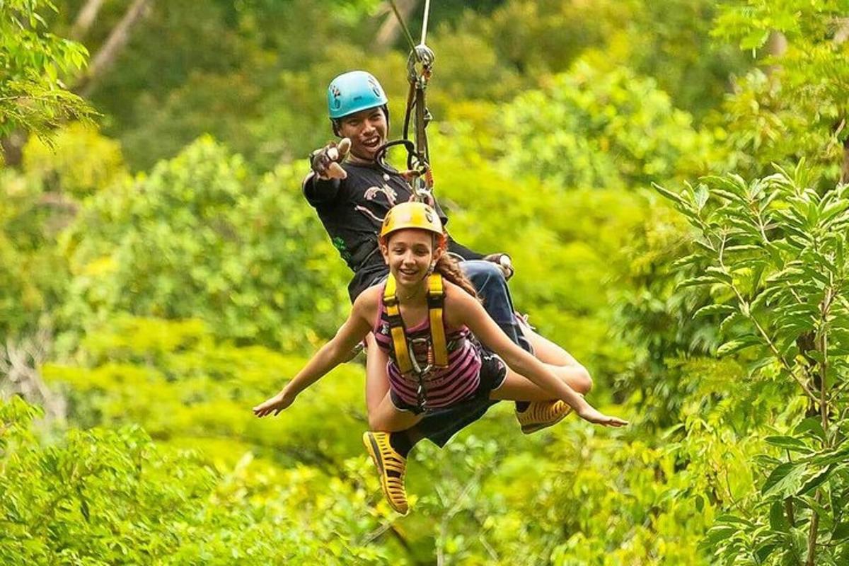 un uomo e una ragazza su una teleferica