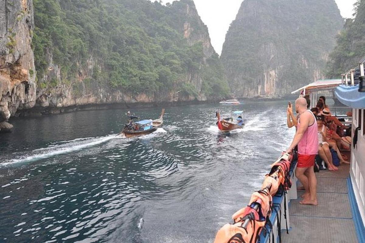 một nhóm người trên thuyền trên sông