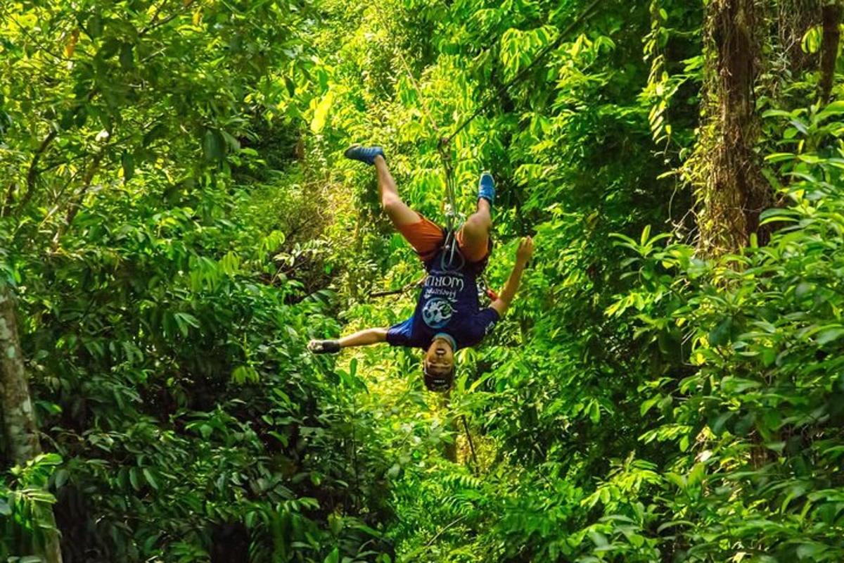un uomo nella giungla che fa un salto mortale