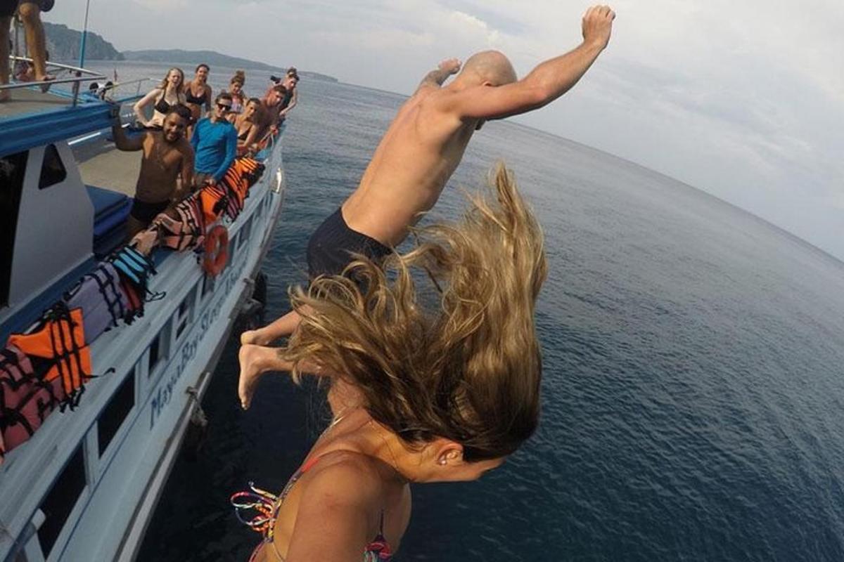 un uomo sta saltando da una barca