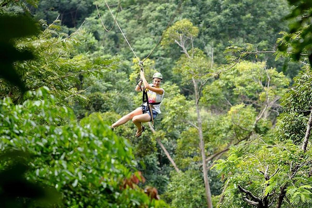 una donna su una teleferica nella giungla