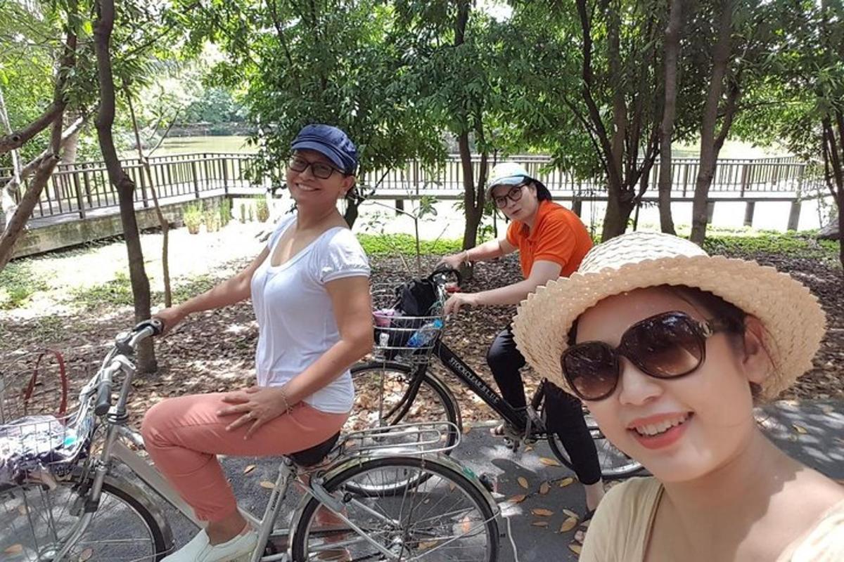 un grup de oameni care merg cu bicicleta într-un parc