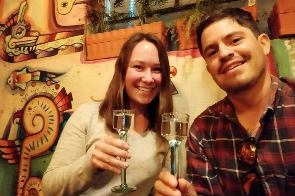 seorang lelaki dan seorang wanita memegang gelas champagne