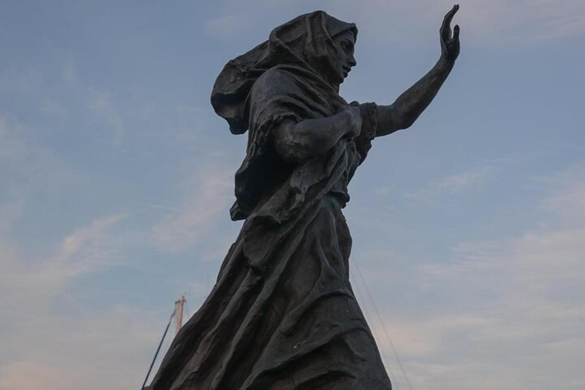a statue of a woman with her arm in the air