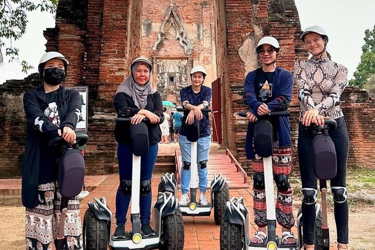 un gruppo di persone in sella a un segway davanti a un edificio