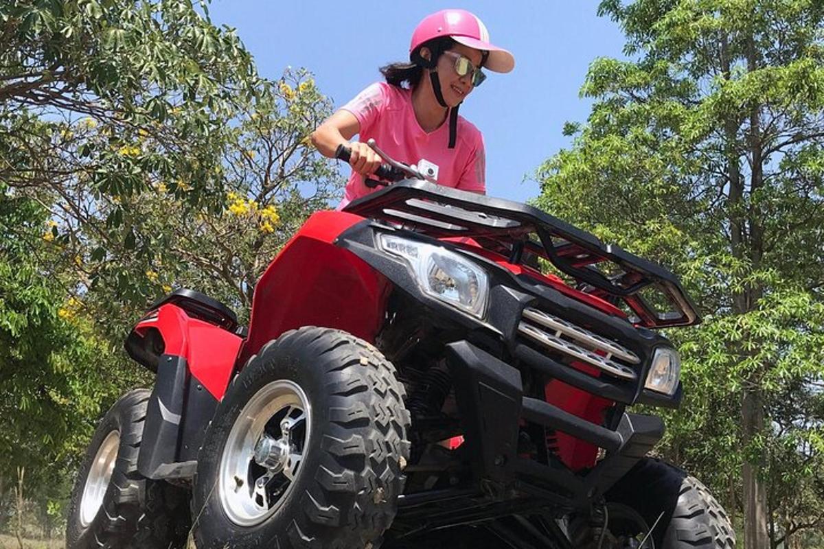 una donna in sella a un quad su una moto da cross