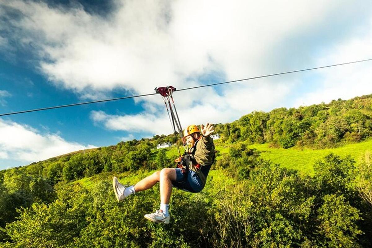 en person på en zipline i himlen