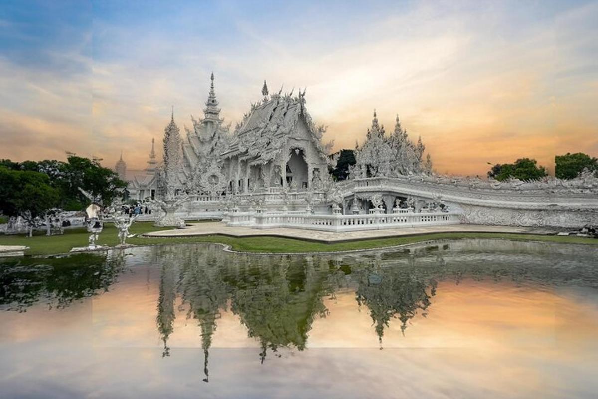 un tempio bianco con il suo riflesso nell'acqua