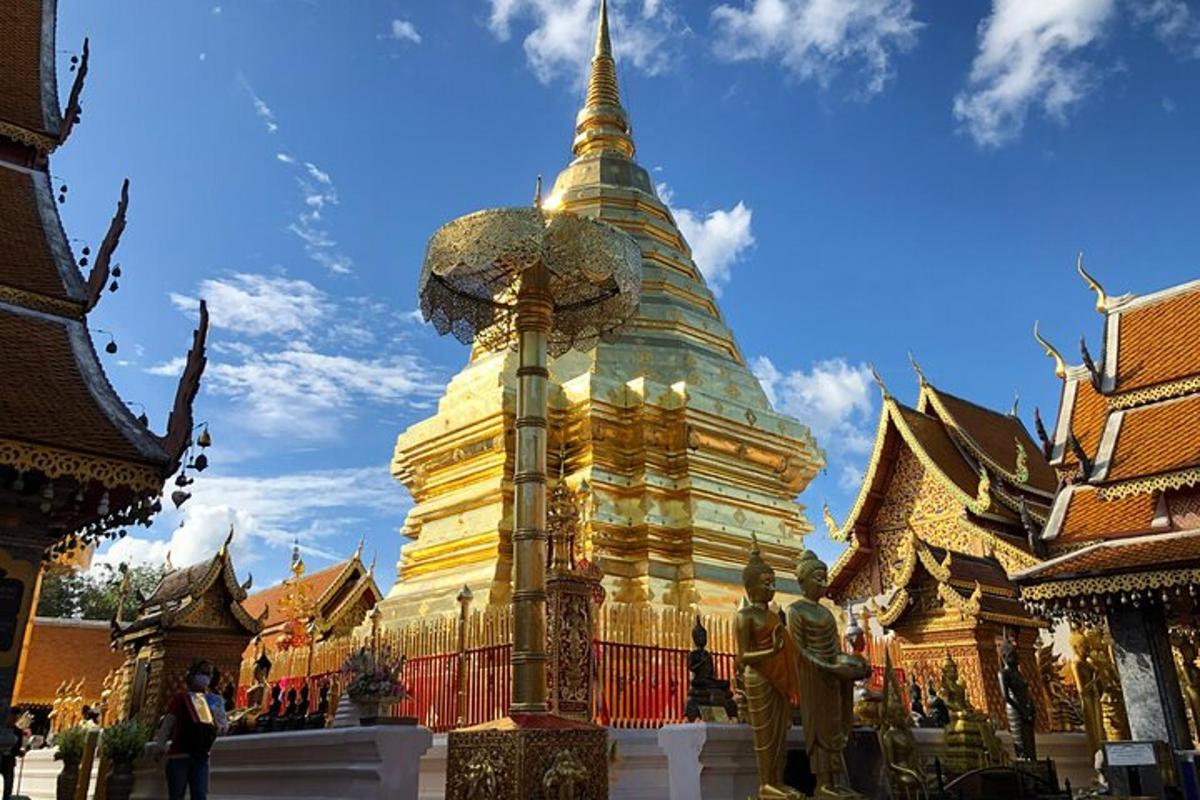pagoda dengan struktur emas yang besar di hadapan bangunan
