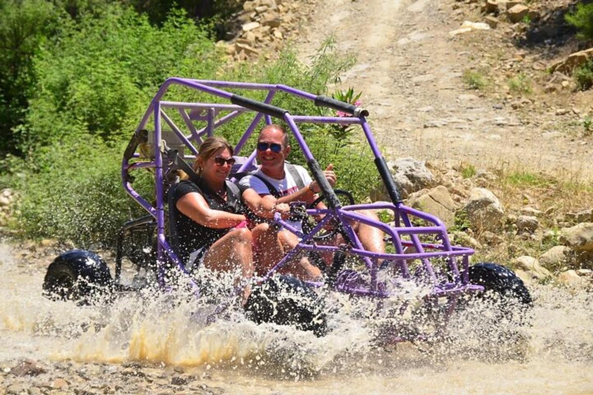 un uomo e una donna a bordo di un quad in acqua