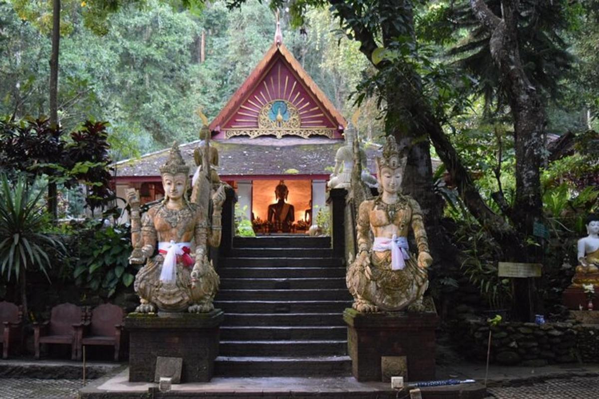 bangunan dengan tangga menuju ke rumah