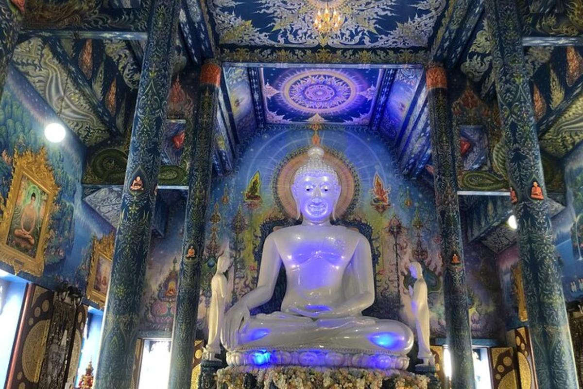 una grande statua viola in un edificio con un soffitto