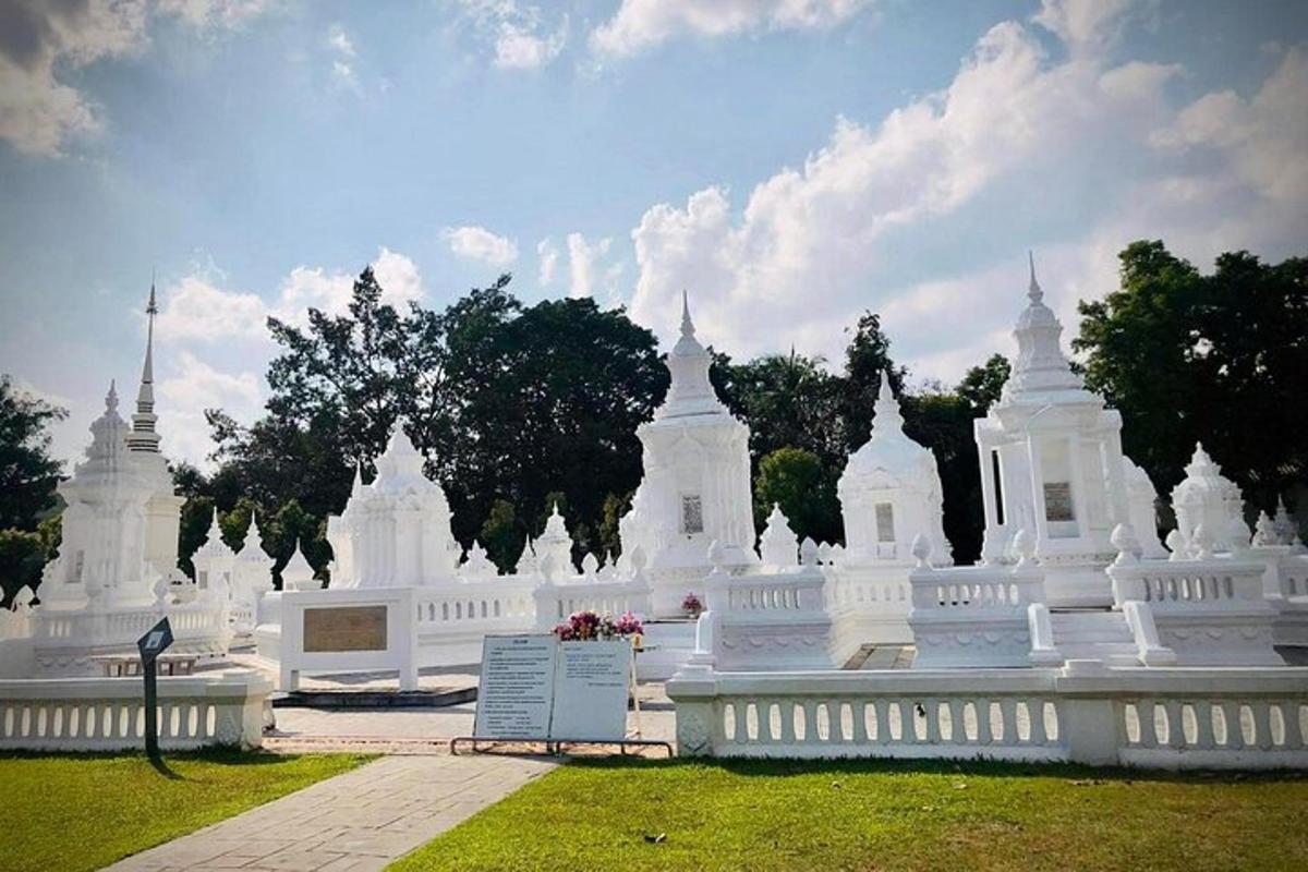 sebuah bangunan besar berwarna putih dengan latar belakang pokok